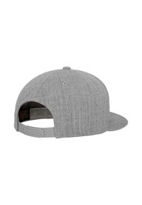 Szürke snapback sapka texturált szövettel, lekerekített korona, lapos vízszintes napellenző és állítható pánt a hátulján. A belsejében klasszikus címke található.