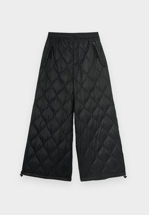 Fekete steppelt, bőszárú nadrág rugalmas derékpánttal, cipzáras oldalzsebekkel és állítható húzózsinórokkal a szegélynél.