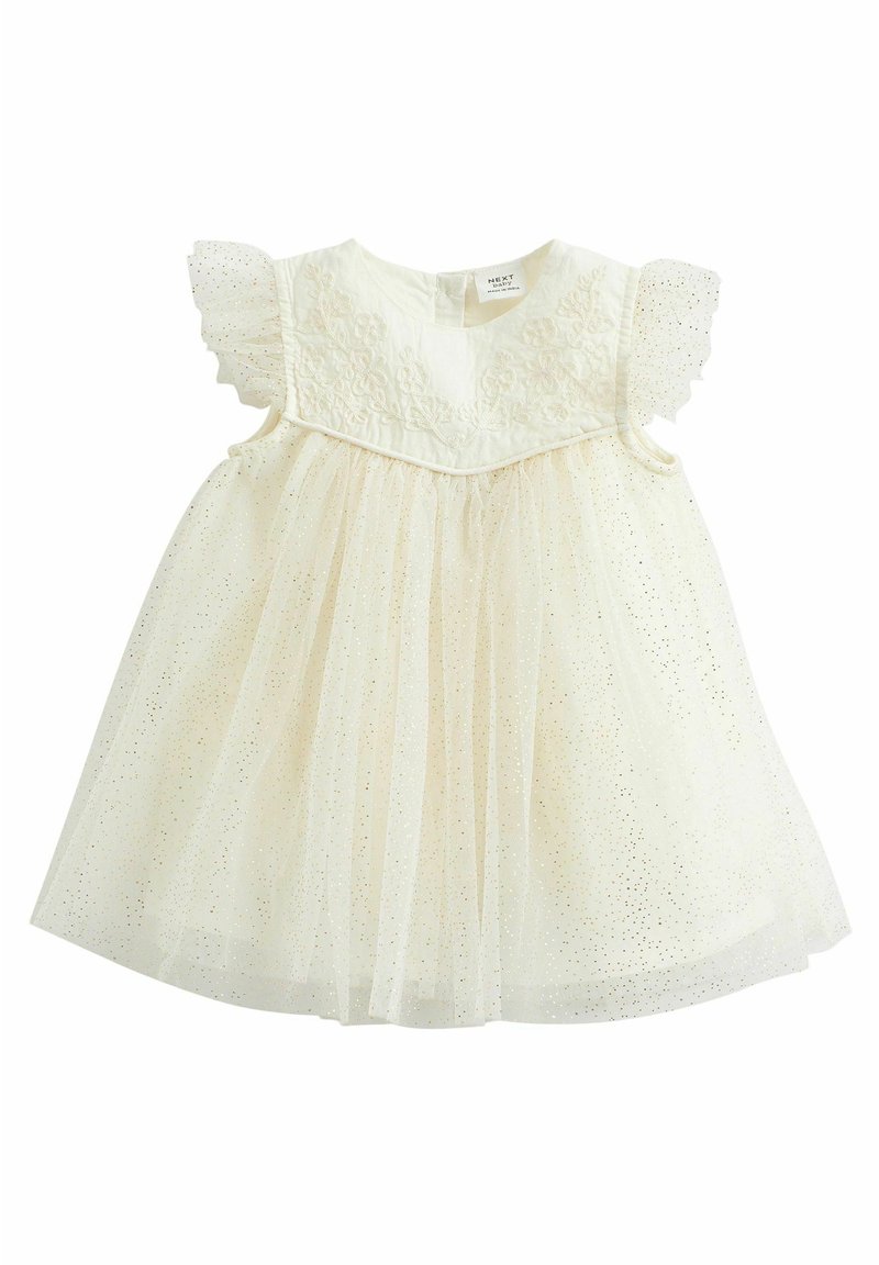 Robe blanche avec un corsage ajusté orné de broderies florales, des manches courtes à volants et une jupe en tulle à plusieurs couches avec des paillettes dorées.