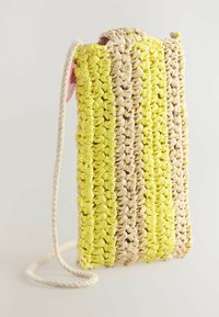 Woven torba u žutoj i bež boji, s teksturiranom površinom, pletenim remenom i jednostavnim pravokutnim oblikom.