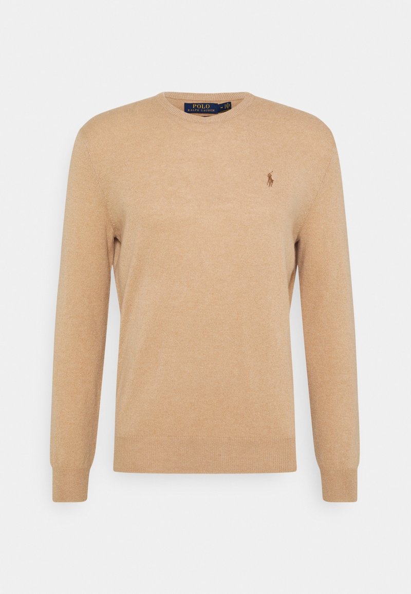 Pull beige à manches longues et col rond, avec poignets et ourlet côtelés, arborant un petit logo Polo Ralph Lauren brodé en marron sur la poitrine.