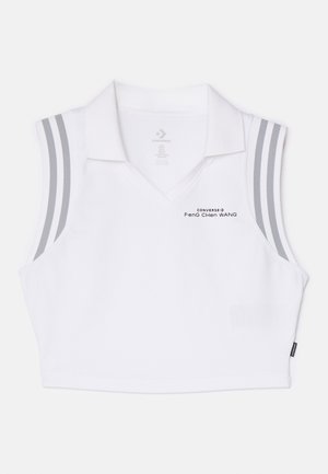 Polo shirt bianco senza maniche con scollo a V, strisce grigie sui gomiti e testo stampato "Feng Chen Wang" sul davanti.