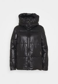 Černá péřová bunda s vysokým, nařaseným límcem, lesklým povrchem, zipem v přední části a bočními kapsami. Obsahuje prošívané panely pro izolaci.