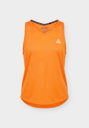 Jaskrawy pomarańczowy sportowy top bez rękawów z siateczki, z dekoltem w serek i małym białym trójkątnym logo na lewej piersi.