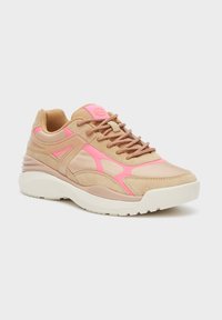 Bruna sneakers med rosa accenter, i mocka och meshmaterial, rund tå, platt sula och strukturerad yta. Snörad design.
