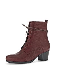 Bordeaux neplederen enkellaars met een ronde neus, vetersluiting en een lage blokhak. Getextureerd oppervlak met minimale stikseldetails.