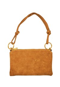 Pochette en daim beige avec une fermeture éclair dorée, dotée d'une sangle en cuir tressé et d'un accent en forme d'anneau. Texture douce et forme rectangulaire.