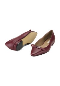 Bordeaux neplederen ballerina's met spitse neuzen, een klein strikdetail en een platte rubberen zool. Gladde textuur en subtiele glans.