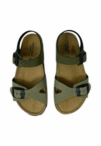 Sandali verdi con due fibbie nere regolabili, suole in sughero e design aperto sulla punta. Presentano dettagli a taglio sui cinturini.