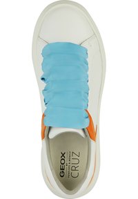 Baskets blanches avec un bandeau élastique à rayures bleu clair, des accents oranges, un bout rond et un design simple. Présente un logo imprimé sur la semelle intérieure.