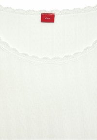 Top bianco con scollatura in pizzo a scallop, motivo a righe testurizzato e un'etichetta rossa con "s.Oliver."