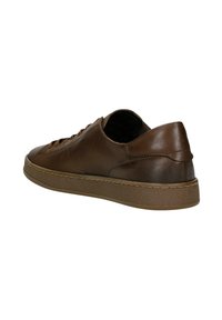 Sneaker in pelle marrone con finitura liscia, punta arrotondata, suola in gomma testurizzata, design con lacci e dettagli di cucitura minimi.