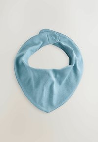 Bib din bumbac de culoare albastru deschis, cu o formă triunghiulară rotunjită, având închidere cu capse și o textură netedă. Potrivit pentru utilizare zilnică.