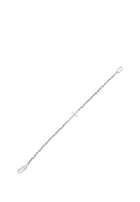 Bracelet en chaîne argentée avec un pendentif croix minimaliste, présentant une texture torsadée et un fermoir à homard pour une fermeture sécurisée.