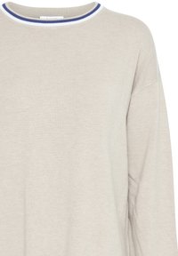 Pull en beige clair à manches longues avec un col rond côtelé, orné de rayures blanches et bleues.