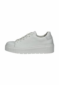 Sneaker in pelle bianca con punta rotonda, dotato di una robusta suola bianca con un motivo testurizzato e chiusura con lacci. Design minimalista.