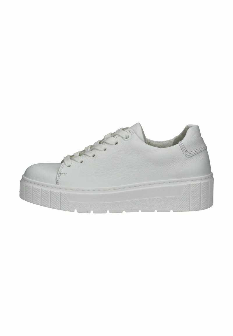 Sneaker in pelle bianca con punta rotonda, dotato di una robusta suola bianca con un motivo testurizzato e chiusura con lacci. Design minimalista.