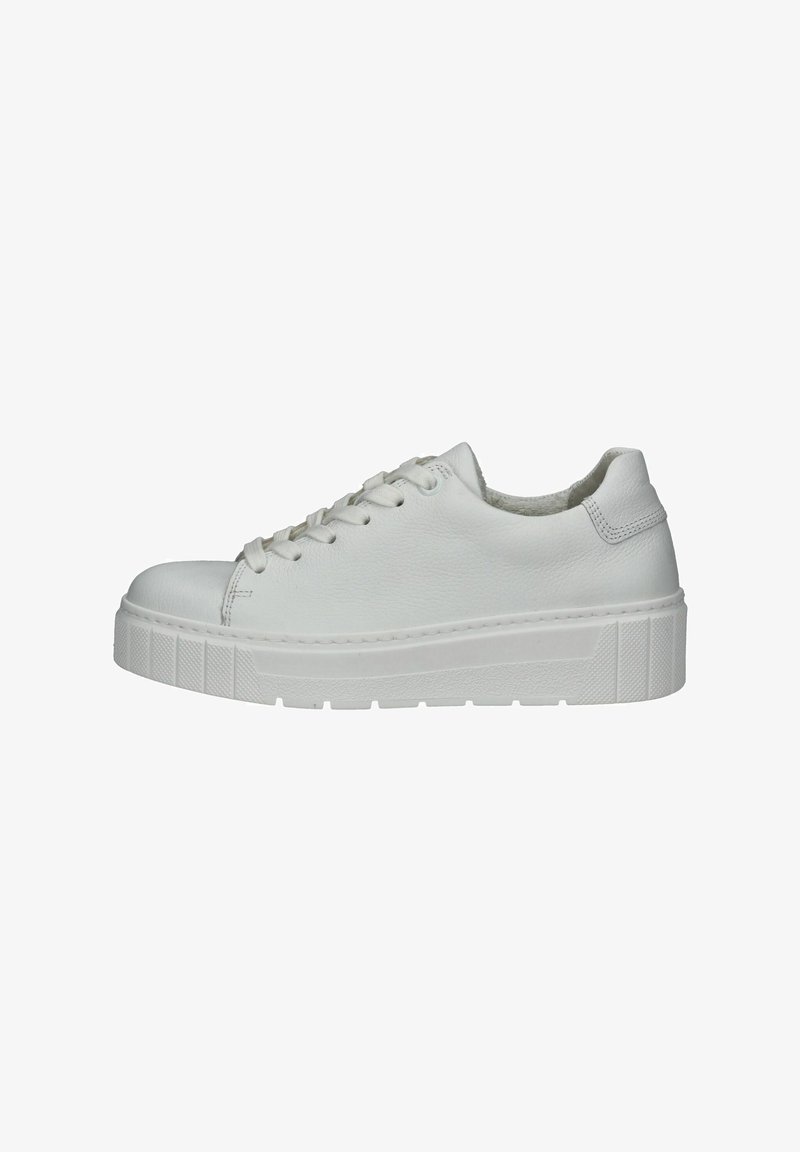 Hvide lædersneakers med en afrundet tå, der har en tyk hvid sål med et struktureret mønster og snørebånd foran. Minimalistisk design.