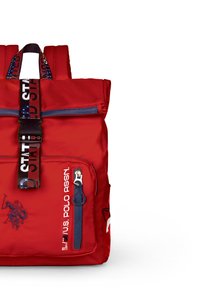 Czerwony plecak z nylonu z wyściełanymi szelkami, zamykany klapą, z przednią kieszenią na zamek oraz detalem logo U.S. Polo Assn.