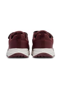 Bordowe buty sportowe z siateczkową cholewką, wyściełanym kołnierzem i białą gumową podeszwą. Posiadają teksturowaną podeszwę zewnętrzną dla lepszej przyczepności oraz tylny uchwyt.