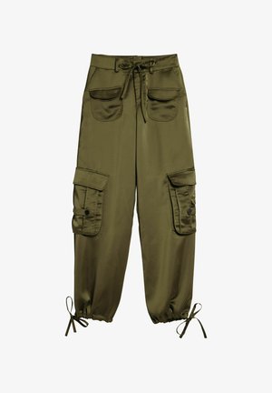 Pantalones cargo verde oliva hechos de una tela suave, con dos bolsillos frontales, cinturilla ajustable con lazo y puños elásticos con lazos en los tobillos.