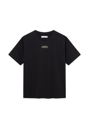 Schwarzes T-Shirt mit kurzen Ärmeln und kleinem weißen Text, der mittig auf der Brust steht mit dem Text "Wood Wood Copenhagen, 2002."