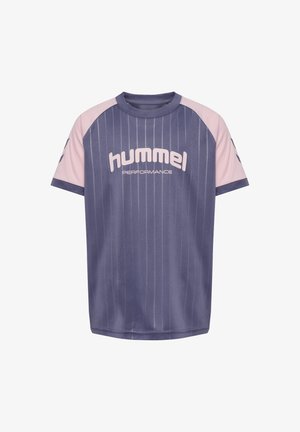 Lila Sport-T-Shirt mit vertikalen Streifen, pinken Raglanärmeln und dem Wort "hummel" mit "PERFORMANCE" auf der Vorderseite. Weicher Stoff.