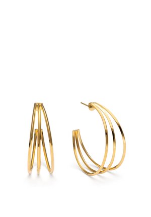Pendientes de aro triple en tono dorado con un diseño abierto y en capas, un pendiente mostrado de lado y el otro de frente.