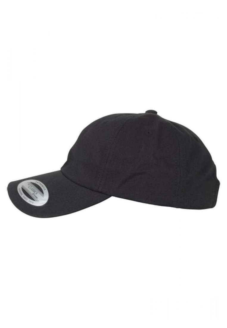 Casquette de baseball noire en coton, avec une visière incurvée, des détails cousus et une étiquette circulaire sur le côté.
