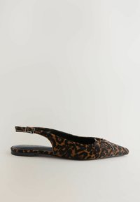 Chaussure plate à bride arrière imprimé animalier avec bout pointu, tissu doux et texturé, et bride réglable pour un maintien sûr. Semelle noire pour une meilleure durabilité.
