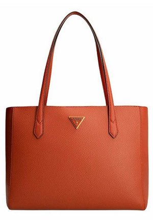 Orange textured læder tote taske med to lange hanke og et lille trekantet Guess-logo på frontens midte.