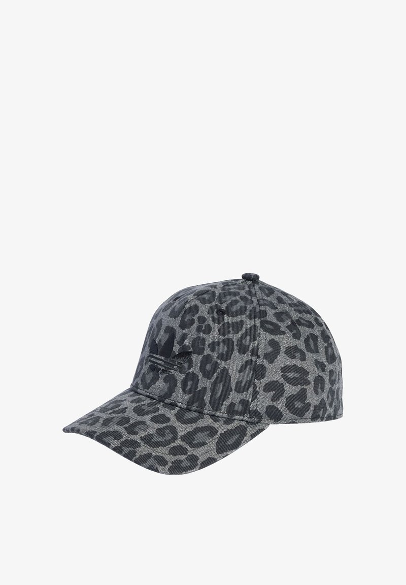 Cappello con una stampa leopardata nera e grigia, visiera curva e tessuto testurizzato. Presenta un logo ricamato tono su tono sulla parte anteriore.