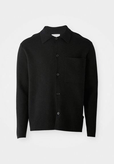 Schwarze langärmelige Knopfleiste-Cardigan mit Kragen und einer Brusttasche, vor einem schlichten hellen Hintergrund gezeigt.