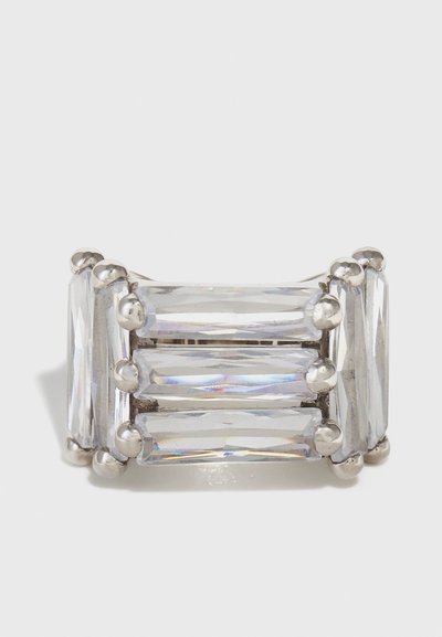 Sølvfarvet ring med fem klare, langstrakte, rektangulære sten sat i en krogdesign, med afrundede accenter på hver side.
