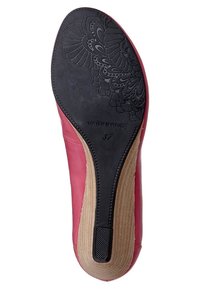 Sola di scarpa in pelle rosa con una sezione in gomma nera testurizzata, caratterizzata da un design floreale. Taglia 37 e marchio "Vagabond" impresso.