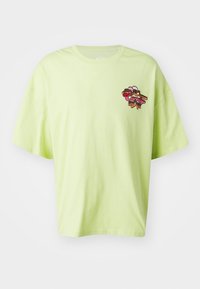 Hellgrünes, übergroßes T-Shirt mit kurzen Ärmeln; zeigt ein buntes Eiscreme-Motiv auf der linken Brustseite. Weiches Baumwollmaterial.