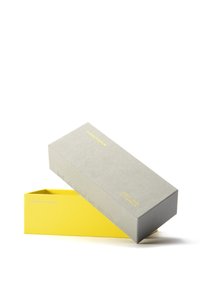 Cutie rectangulare gri cu interior galben, având text în relief "HAWKERS" și "TRUST YOUR STATEMENTS", realizată din materiale reciclate.