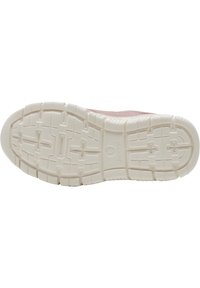 Helle rosa Sportschuhe mit einem strukturierten Stoffobermaterial, ausgestattet mit einer weißen, geriffelten Gummisohle. Logo auf der Zwischensohle eingeprägt.