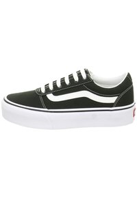 Zapatillas de lona negras con una franja lateral blanca, punta redondeada, cordones blancos, suela de goma blanca gruesa y detalles de costura en contraste.