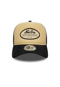 Bežna i crna trucker kapica sa strukturiranim dizajnom, s izvezenim logotipom "New Era" i podešivim zatvaranjem na snapback.