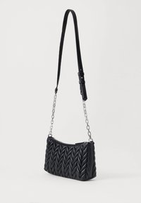 Fekete műbőr keresztbody táska fonott dizájnnal, lánc pánttal és cipzáras záródással. Kompakt forma, texturált felülettel.