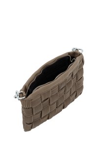 Tan vævet clutch taske lavet af tekstureret materiale, med sølv lynlås lukning og indvendige lommer, med en glat finish og nutidigt design.