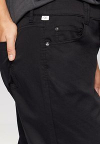 QS ELASTISCHE CAPRI - Jeansshort - schwarz