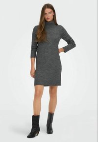Vestido de malha cinza escuro com gola alta, mangas longas, forma ajustada e barra canelada, combinado com botas pretas de tornozelo. Textura suave.