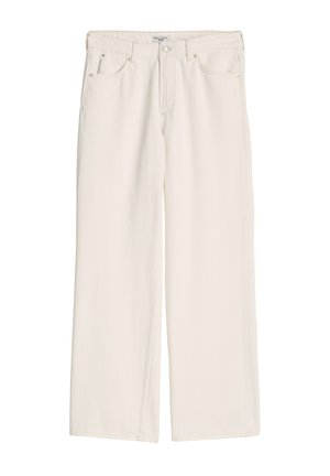 Cremefarbene Jeans mit weitem Bein, vordere Taschen, Knopfverschluss und Gürtelschlaufen, flach liegend präsentiert.