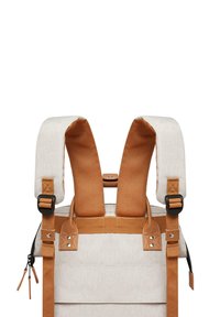 Beige canvas rugzak met brown schouderbanden, verstelbare gevoerde schouderbanden en metalen hardware. Heeft een gestructureerde afwerking en een slank ontwerp.