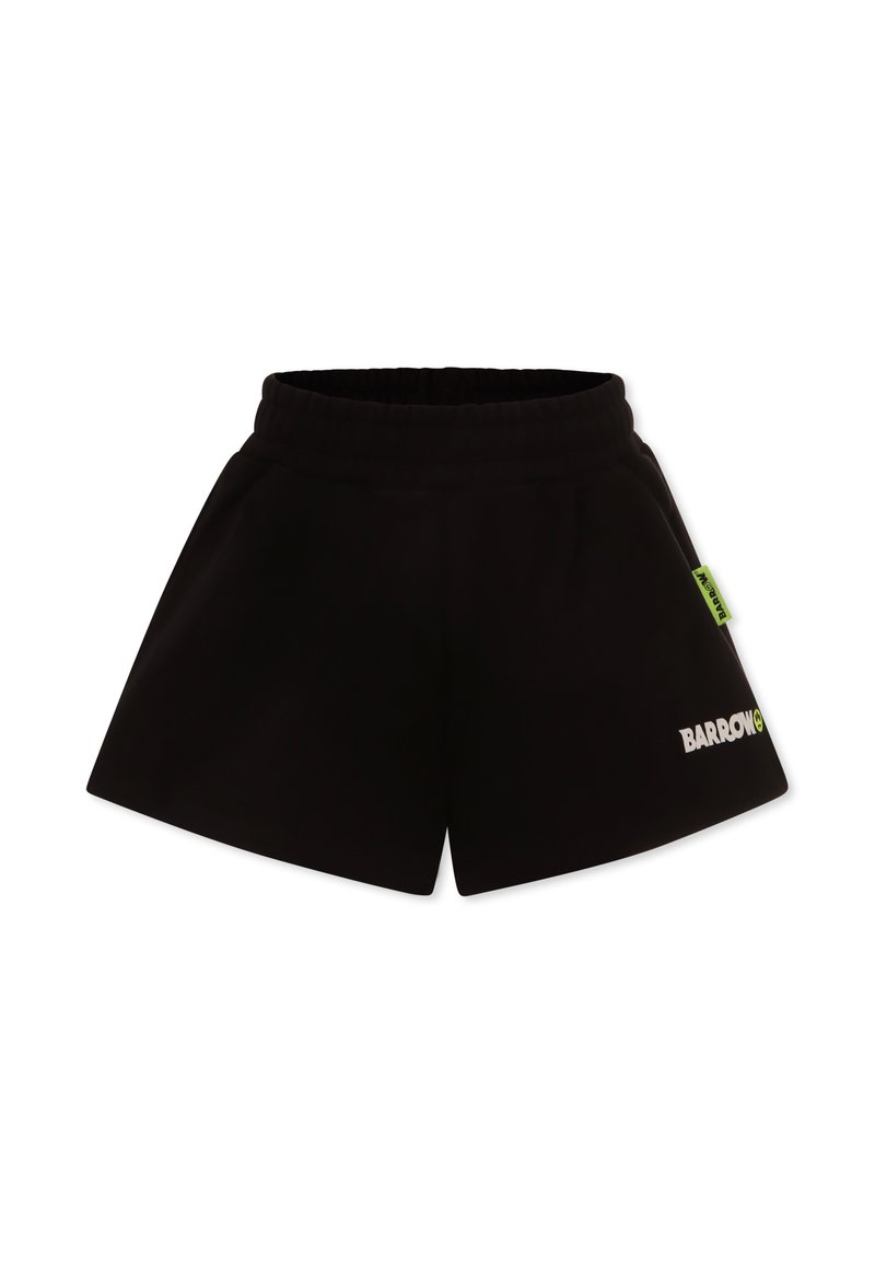 Pantaloni corti neri con elastico in vita, caratterizzati da un'etichetta logo verde e lettering bianco sulla parte frontale, realizzati in tessuto morbido, design casual.