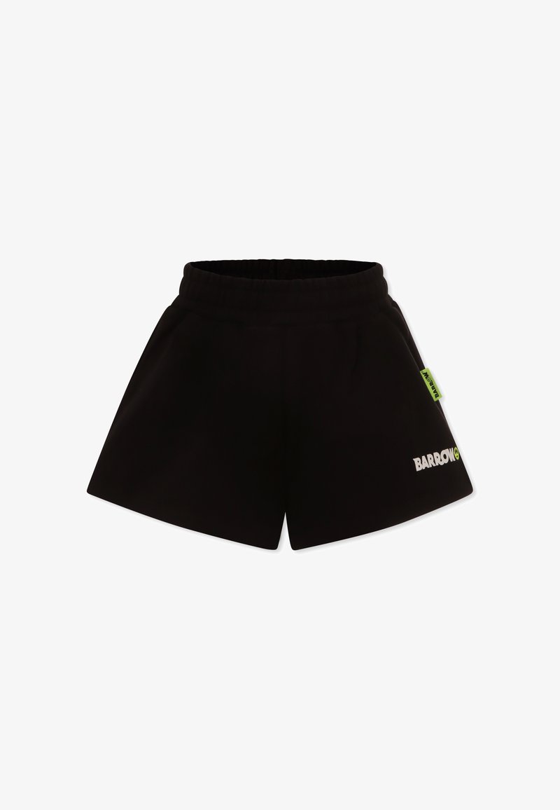 Pantaloni corti neri con elastico in vita, caratterizzati da un'etichetta logo verde e lettering bianco sulla parte frontale, realizzati in tessuto morbido, design casual.