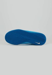 Suela de zapato deportivo azul con un patrón de goma texturizado, que presenta el logotipo de Nike en blanco en el costado. Superficie lisa y bordes redondeados.