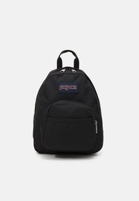 Crni ruksak izrađen od izdržljive tkanine, s glavnim odjeljkom na zatvarač, prednjim džepom i dvojim gornjim ručkama. Prikazan Jansport logo.